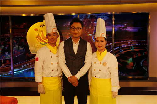 哈尔滨新东方烹饪学校两位老师于知名主持人合影