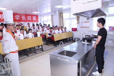 甘肃新东方烹饪就业学子回到母校