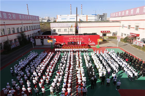 哈尔滨新东方烹饪学校隆重举办“江南小镇”定向班授牌仪式。