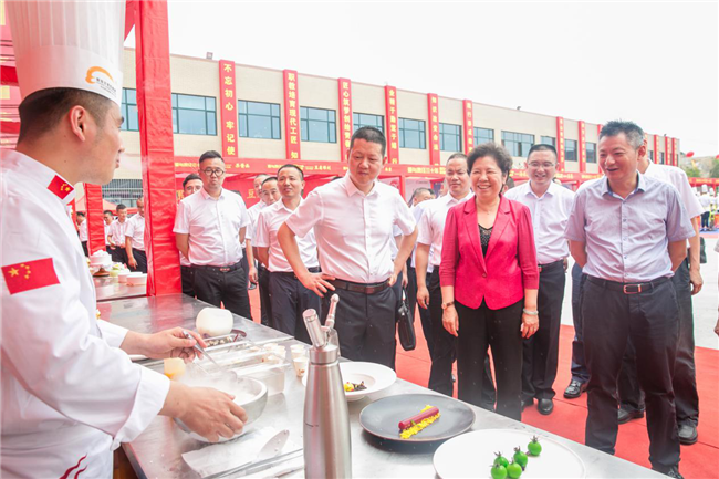 韩明会长目睹了壮观的百人击鼓翻锅