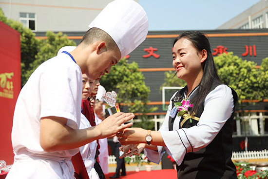 与会领导向获奖个人颁发奖杯与荣誉证书