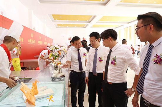 与会领导莅临美食品鉴会现场