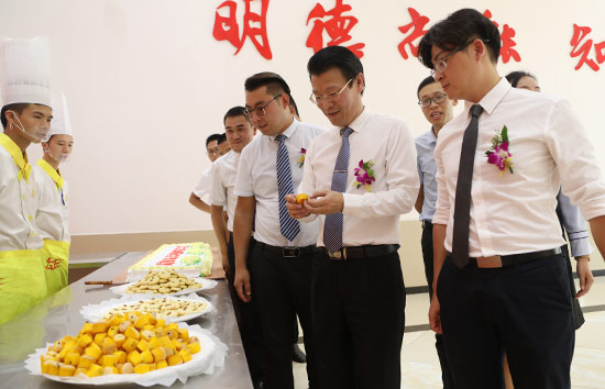与会领导莅临美食品鉴会现场