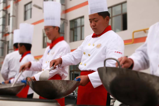 青海新东方烹饪学校-新生入学-练习翻锅