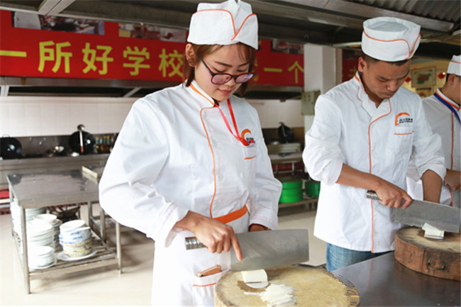 90后老板娘储双正在练习