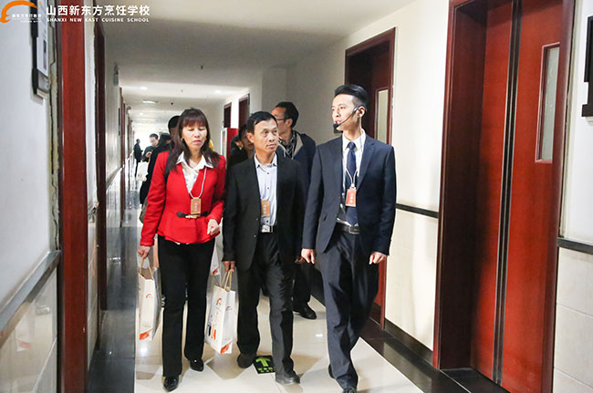 山西各区域中学负责人及老师一行参观学生宿舍