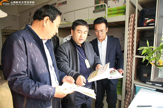 山西各区域中学负责人及老师一行参观学生宿舍