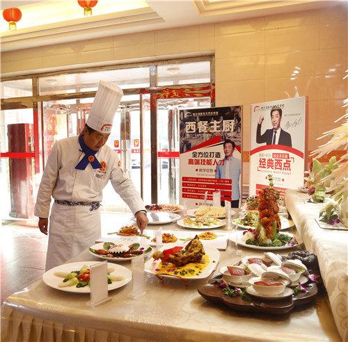 哈尔滨新东方烹饪学校盖显岐烹饪大师现场传授传统龙菜的制作方法