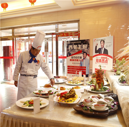 哈尔滨新东方烹饪学校盖显岐烹饪大师现场传授传统龙菜的制作方法