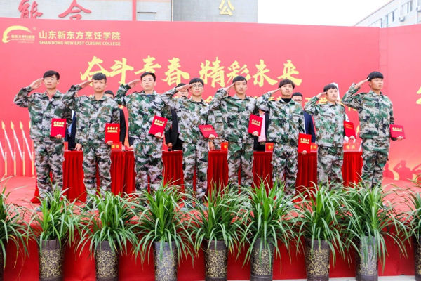 山东新东方获得军训优异标兵的学子们上台领奖