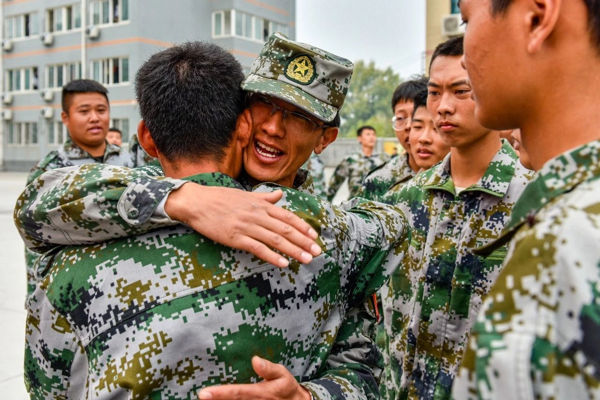 山东新东方学子与教官学子与教官