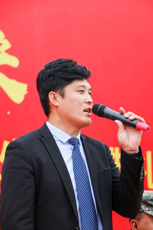 山东新东方院长助理夏助宣读优异连队名单