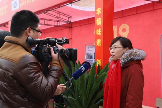 山东新东方双选会 企业老总接受电视台的采访对招聘会评价可高了