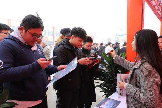 山东新东方学生仔细研究着招聘要求细心询问企业状况