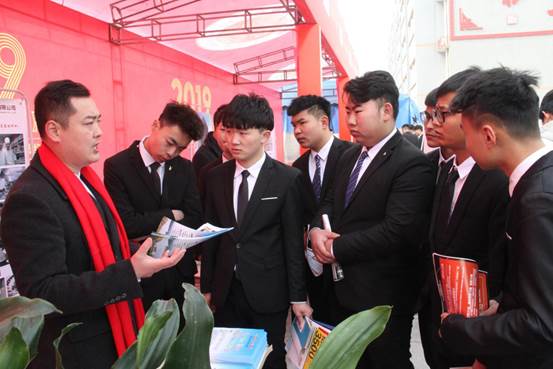山东新东方双选会学生求职现场