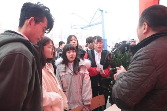 山东新东方学生仔细研究着招聘要求细心询问企业状况