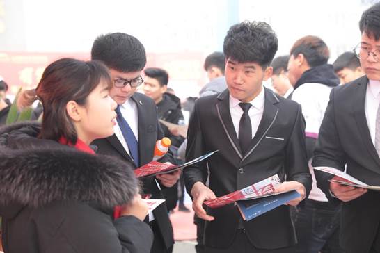山东新东方学生为了美好前程当然要争先恐后