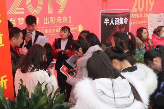 山东新东方双选会学生求职现场