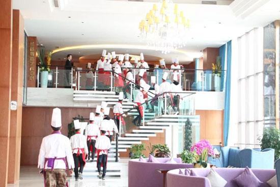 青海新东方烹饪学校-厨师学校-参观酒店