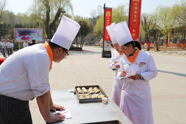 山东新东方面包基本功考评老师为同学的作品打分