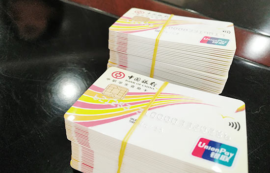 同学们领取中职卡