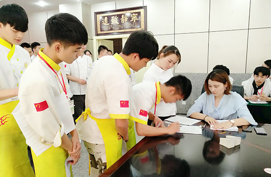 同学们领取中职卡