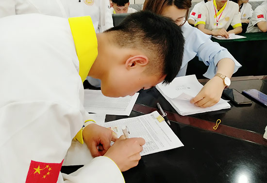 同学们领取中职卡