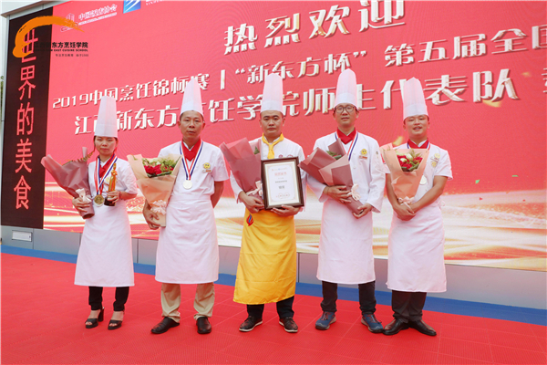 <a  data-cke-saved-href=http://www.jxxdf.com href=http://www.jxxdf.com target=_blank class=infotextkey>江西新东方烹饪学院</a>师生代表队载誉归来’.jpg
