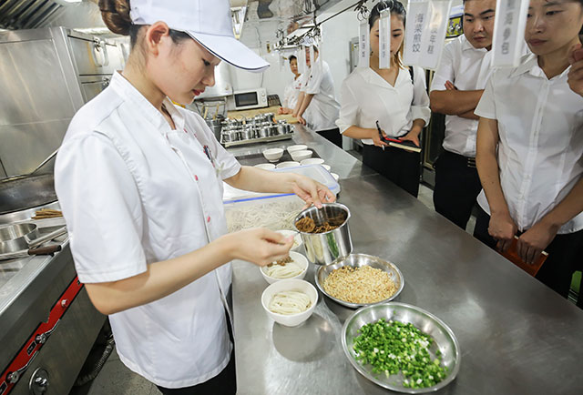 江苏新东方优异教师参观红杏酒家