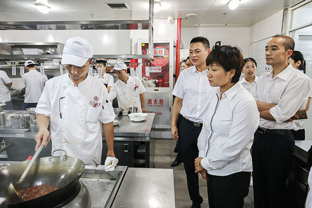 江苏新东方优异教师参观红杏酒家