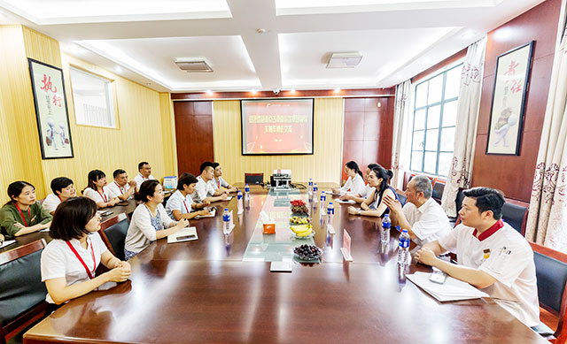 南京市非物质文化遗产、京苏大菜烹制技艺代表性传承人走进江苏新东方！