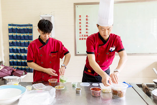名师进名校｜川越往事慕斯荟店厨师长李建来校倾情授课！