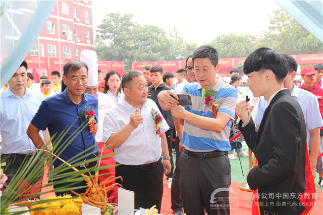 主管部门单位领导被作品深深吸引，拍照留念