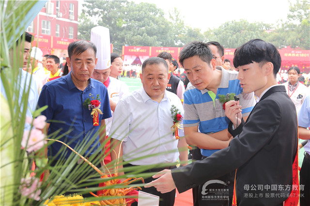 学生为主管部门单位的领导、校长以及与会嘉宾解说
