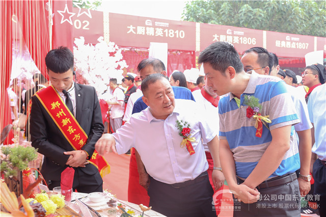 薛校长带领主管部门单位的领导以及与会嘉宾参观展台（2）