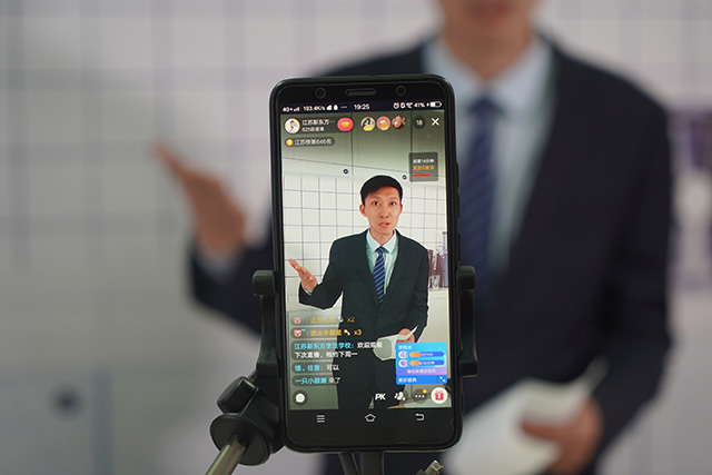 抖音、虎牙双平台直播，让你口水连连的新东方年宴！