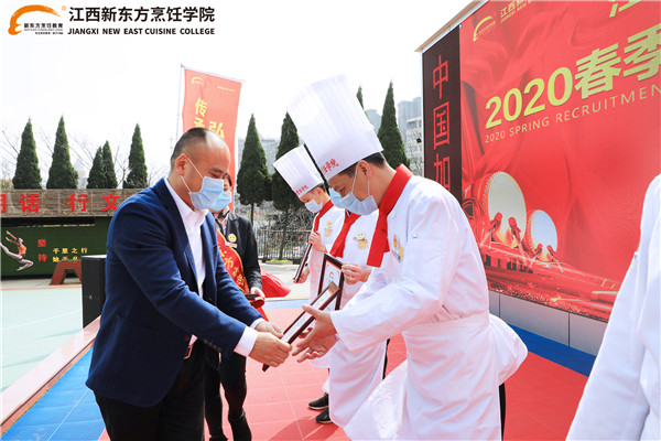 <a  data-cke-saved-href=http://www.jxxdf.com href=http://www.jxxdf.com target=_blank class=infotextkey>江西新东方烹饪学院</a>.jpg